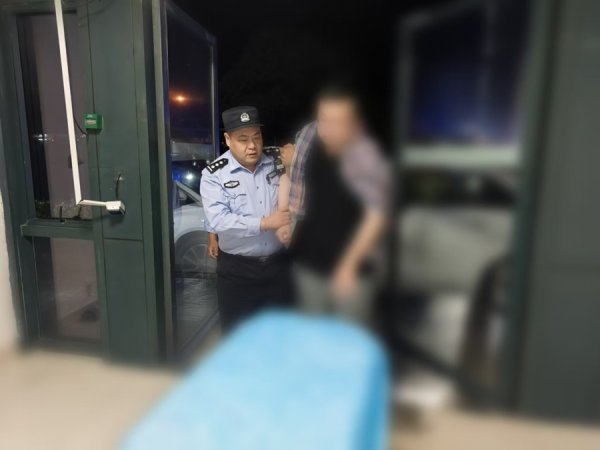 诚利和  帮车主换胎、送游客就医，这里的民警一路护航市民平安出行